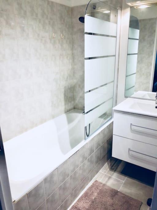 Le Gentil Paris Apartment ฌ็องตีญี ภายนอก รูปภาพ